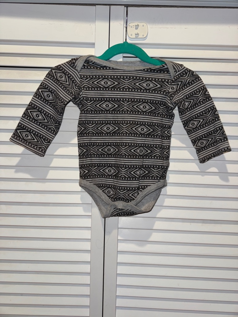 Long-Sleeve Geometric Print Baby Bodysuit - Black & Gray
